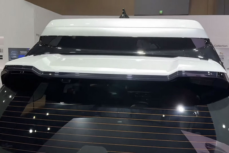 Dù chưa được mở nội thất tại triển lãm, Hyundai đã hé lộ một số điểm nhấn đáng chú ý trong khoang hành khách. Đặc biệt, hàng ghế thứ hai được đầu tư với màn hình gập trần giải trí, bệ tì tay tích hợp sạc không dây, cùng tính năng làm nóng/làm mát cốc nước – những tiện nghi vốn chỉ có trên các dòng xe siêu sang.