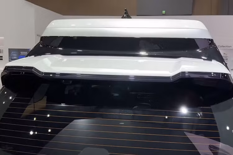 Dù chưa được mở nội thất tại triển lãm, Hyundai đã hé lộ một số điểm nhấn đáng chú ý trong khoang hành khách. Đặc biệt, hàng ghế thứ hai được đầu tư với màn hình gập trần giải trí, bệ tì tay tích hợp sạc không dây, cùng tính năng làm nóng/làm mát cốc nước – những tiện nghi vốn chỉ có trên các dòng xe siêu sang.