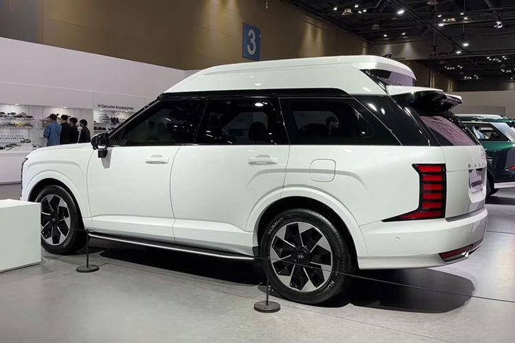 Giá xe Hyundai Palisade Hybrid 2026 được niêm yết ở mức 49,82 triệu won (tương đương 37.365 USD), trong khi bản cao cấp nhất có thể chạm mốc 63,26 triệu won (khoảng 47.445 USD). So với mặt bằng chung trong phân khúc SUV cỡ lớn, đây là mức giá hợp lý khi xét đến những công nghệ và tiện ích đi kèm.