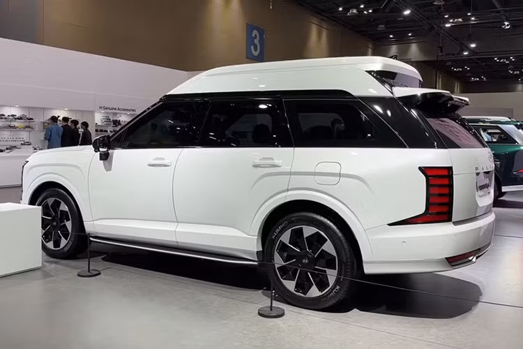 Giá xe Hyundai Palisade Hybrid 2026 được niêm yết ở mức 49,82 triệu won (tương đương 37.365 USD), trong khi bản cao cấp nhất có thể chạm mốc 63,26 triệu won (khoảng 47.445 USD). So với mặt bằng chung trong phân khúc SUV cỡ lớn, đây là mức giá hợp lý khi xét đến những công nghệ và tiện ích đi kèm.