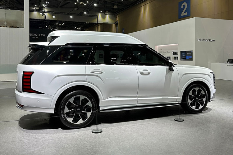 Điểm nổi bật nhất trên mẫu xe SUV Hyundai Palisade Highroof 2026 nằm ở phần mái xe được nâng cao liền khối với thân vỏ. Cấu trúc này không chỉ mang lại không gian cabin rộng rãi hơn đáng kể, mà còn giúp tăng cường độ ổn định cho tổng thể khung gầm. So với bản tiêu chuẩn, chiều cao của xe tăng thêm 237 mm, đạt mức 2.002 mm – con số hiếm thấy trong phân khúc SUV hiện nay.