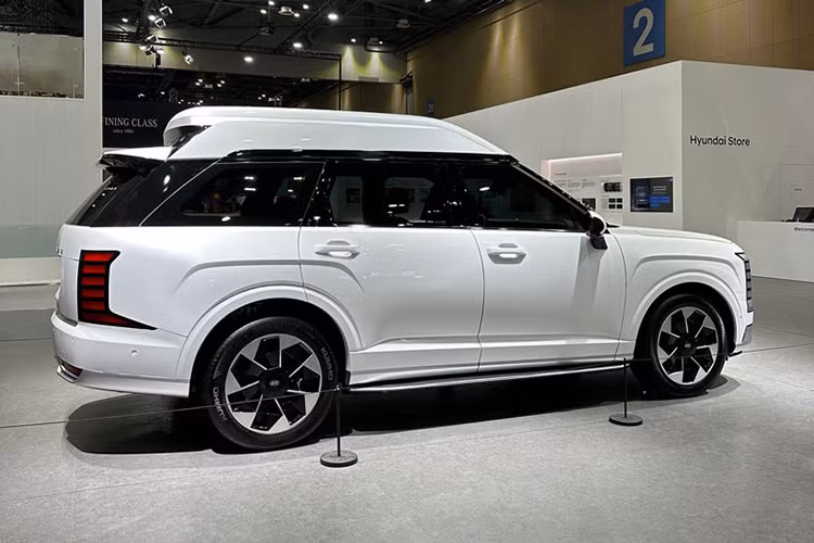 Điểm nổi bật nhất trên mẫu xe SUV Hyundai Palisade Highroof 2026 nằm ở phần mái xe được nâng cao liền khối với thân vỏ. Cấu trúc này không chỉ mang lại không gian cabin rộng rãi hơn đáng kể, mà còn giúp tăng cường độ ổn định cho tổng thể khung gầm. So với bản tiêu chuẩn, chiều cao của xe tăng thêm 237 mm, đạt mức 2.002 mm – con số hiếm thấy trong phân khúc SUV hiện nay.