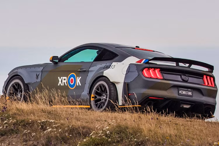 Cuối cùng, chiếc xe cơ bắp Ford Mustang GT Eagle Squadron phiên bản đặc biệt "hàng độc" này còn được khoác lên mình bộ cánh camo lấy cảm hứng từ chiếc chiến đấu cơ Spitfire của phi đoàn Eagle Squadron.