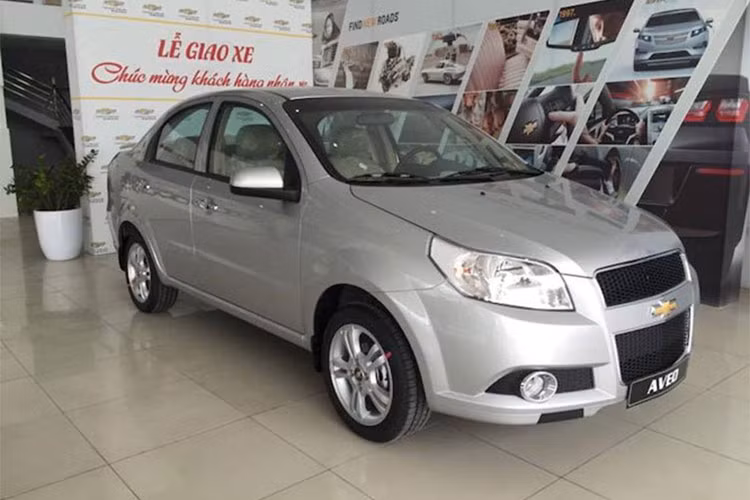 Mang tên gọi Chevrolet Aveo nhưng trên thực tế, "gốc" của mẫu xe này chính là chiếc Daewoo Gentra, đã có mặt trên thị trường từ khá lâu. Thế hệ xe ôtô sedan hạng B Aveo hiện đang được bán ở Việt Nam đã có mặt trên Thế giới từ năm 2002 và có phiên bản hoàn toàn mới từ năm 2011. Trong tháng 11/2017 vừa qua, mẫu xe này chỉ bán được 47 chiếc.