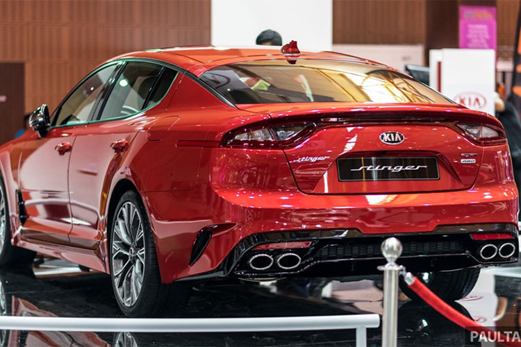 Tất cả các phiên bản đều được trang bị hệ thống dẫn động bốn bánh toàn thời gian AWD, hộp số tự động 8 cấp. Đây cũng là chiếc Kia đầu tiên được trang bị hệ thống treo chủ động có khả năng điều chỉnh điện tử với tên gọi Dynamic Stability Damping Control. Cùng với tay lái trợ lực điện tử, người lái có thể điều chỉnh giữa 5 chế độ lái khác nhau của xe.