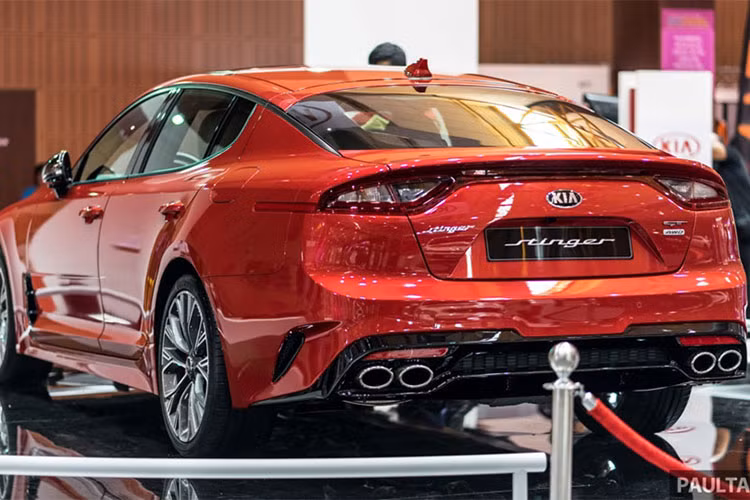 Tất cả các phiên bản đều được trang bị hệ thống dẫn động bốn bánh toàn thời gian AWD, hộp số tự động 8 cấp. Đây cũng là chiếc Kia đầu tiên được trang bị hệ thống treo chủ động có khả năng điều chỉnh điện tử với tên gọi Dynamic Stability Damping Control. Cùng với tay lái trợ lực điện tử, người lái có thể điều chỉnh giữa 5 chế độ lái khác nhau của xe.