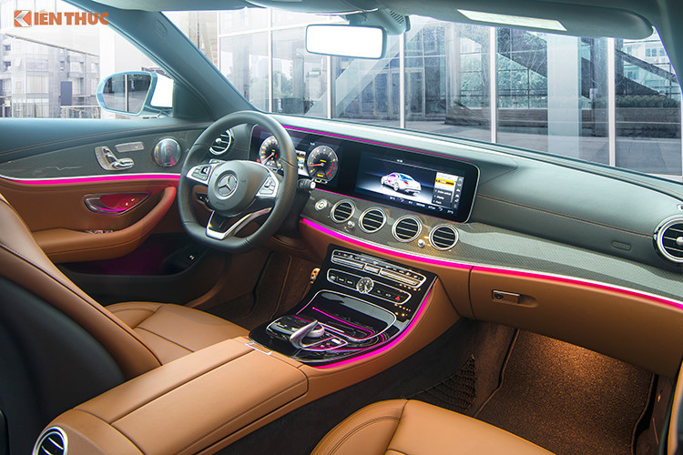 Bên trong nội thất của xe được bọc da Nappa thượng hạng, ốp gỗ open-pore ash hoặc sợi kim loại hiện đại. Đặc biệt, E-Class mới sở hữu hệ thống đèn viền nội thất hiện đại nhất, đẹp nhất với 64 màu sắc khác nhau. Với chiều dài cơ sở lên đến 2.939 mm, không gian tuyệt đẹp của E-Class mang đến sự rộng rãi tối đa cho từng vị trí ghế.