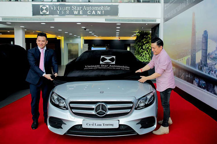 Mới đây, nam ca sĩ Tiêu Lam Trường đã nhận tin vui khi được đại lý chính hãng Mercedes-Benz Vietnam Star Automobile, quận 7, TP HCM kịp bàn giao chiếc sedan Mercedes-Benz E-Class đời 2019 để chuẩn bị chơi Tết.