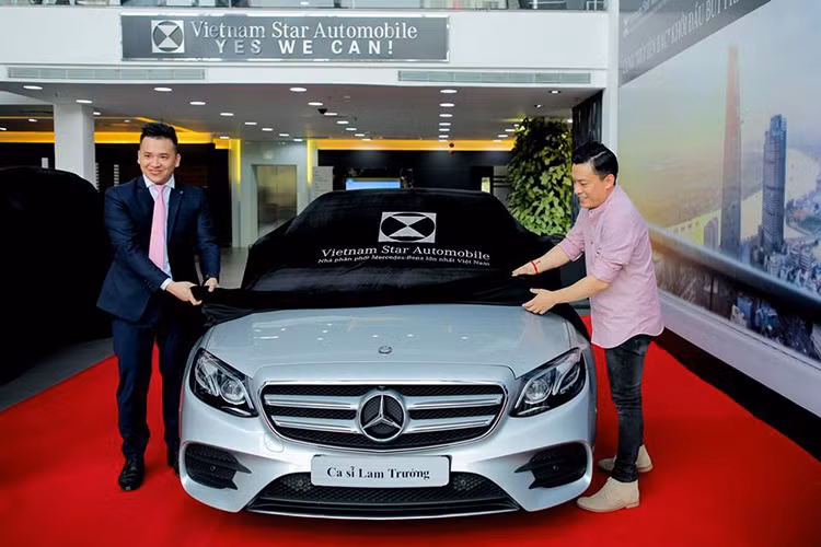 Mới đây, nam ca sĩ Tiêu Lam Trường đã nhận tin vui khi được đại lý chính hãng Mercedes-Benz Vietnam Star Automobile, quận 7, TP HCM kịp bàn giao chiếc sedan Mercedes-Benz E-Class đời 2019 để chuẩn bị chơi Tết.