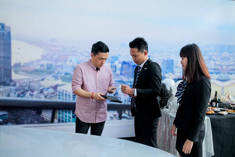 Chiếc Mercedes-Benz E-Class 2019 của Lam Trường thuộc phiên bản cao cấp E300 AMG. Xe sơ hữu màu sơn bạc và nội thất mang tông màu đen đối lập. Thiết kế ngoại thất của xe gợi nhiều liên tưởng đến dòng xe sedan hạng sang S- Class ở đẳng cấp cao hơn, với nắp ca-pô kéo dài, khoang hành khách đẩy về phía sau cùng thiết kế vòm cửa dạng coupe.