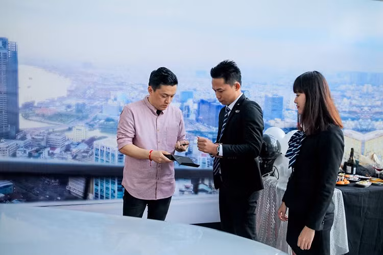 Chiếc Mercedes-Benz E-Class 2019 của Lam Trường thuộc phiên bản cao cấp E300 AMG. Xe sơ hữu màu sơn bạc và nội thất mang tông màu đen đối lập. Thiết kế ngoại thất của xe gợi nhiều liên tưởng đến dòng xe sedan hạng sang S- Class ở đẳng cấp cao hơn, với nắp ca-pô kéo dài, khoang hành khách đẩy về phía sau cùng thiết kế vòm cửa dạng coupe.