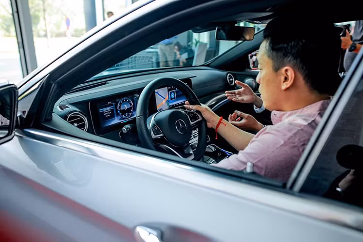 Mercedes-Benz E300 AMG thế hệ mới không chỉ sở hữu thiết kế ngoại thất sang trọng, thể thao mà nó còn là một bước nhảy vọt về công nghệ ôtô, đặc biệt là công nghệ tương tác. Mọi tính năng trên E-Class thế hệ mới đều hướng đến sự thân thiện với người dùng và phương thức sử dụng thông minh.