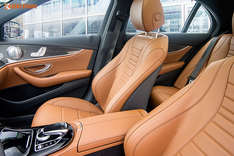 Đáng chú ý nhất là không gian nội thất trên E300 AMG với chi tiết bảng đồng hồ kỹ thuật số với màn hình 12.3 inch giúp việc kiểm soát các thông tin vận hành thuận tiện và sinh động hơn. Thiết kế này giúp bảng điều khiển trung tâm tinh gọn và hiện đại hơn, đồng thời mang lại cảm giác mở rộng về 2 bên cho hành khách.