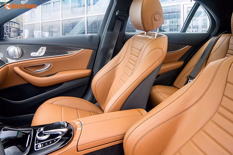 Đáng chú ý nhất là không gian nội thất trên E300 AMG với chi tiết bảng đồng hồ kỹ thuật số với màn hình 12.3 inch giúp việc kiểm soát các thông tin vận hành thuận tiện và sinh động hơn. Thiết kế này giúp bảng điều khiển trung tâm tinh gọn và hiện đại hơn, đồng thời mang lại cảm giác mở rộng về 2 bên cho hành khách.