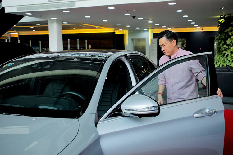 Xe sở hữu hệ thống hiển thị kính lái Head Up Display. Đuôi xe E300 AMG được lắp một thanh chrome bản lớn trên nắp cốp đi cùng cản sau và ống xả kép AMG cũng được trang bị viền với chất liệu tương tự. Đèn hậu của xe được vuốt lại tròn trịa hơn chứ không còn vuông vức như thế hệ trước với hai dãy đèn LED báo phanh và dãy còn lại báo rẽ.