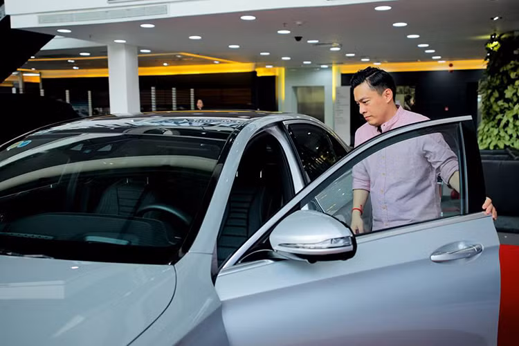 Xe sở hữu hệ thống hiển thị kính lái Head Up Display. Đuôi xe E300 AMG được lắp một thanh chrome bản lớn trên nắp cốp đi cùng cản sau và ống xả kép AMG cũng được trang bị viền với chất liệu tương tự. Đèn hậu của xe được vuốt lại tròn trịa hơn chứ không còn vuông vức như thế hệ trước với hai dãy đèn LED báo phanh và dãy còn lại báo rẽ.