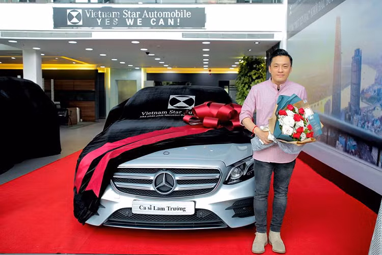 Trên phiên bản Mercedes-Benz E300 AMG mới này, xe vẫn sở hữu hệ thống đèn pha LED mới tự kích hoạt lá chắn ánh sáng chống chói cho những người đi ngược chiều. Ngoài ra xe trang bị đèn pha thông minh tự chiếu sáng theo góc cua và tăng độ xa/gần theo vận tốc là những trang bị tiêu chuẩn.