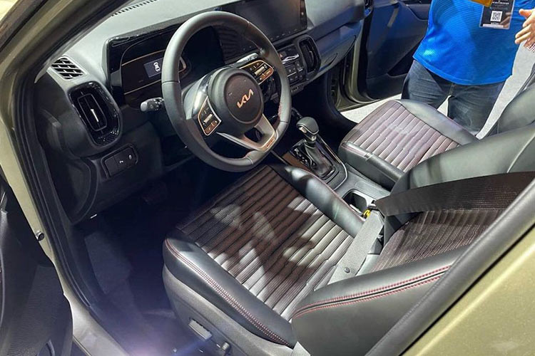 Bản cao cấp của KIA Sonet 2022 tại Việt Nam được trang bị hàng loạt các tính năng cao cấp như khởi động từ xa, khóa thông minh khởi động nút nhấn, ghế trước có sưởi/thông gió, điều hòa tự động với sạc không dây.