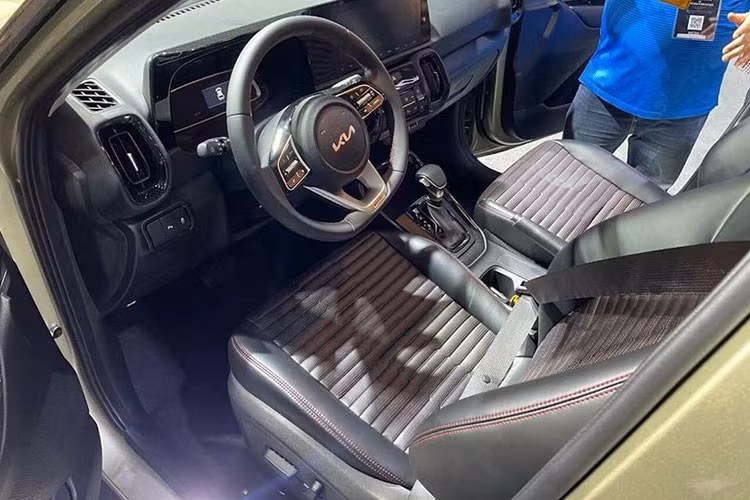 Bản cao cấp của KIA Sonet 2022 tại Việt Nam được trang bị hàng loạt các tính năng cao cấp như khởi động từ xa, khóa thông minh khởi động nút nhấn, ghế trước có sưởi/thông gió, điều hòa tự động với sạc không dây.