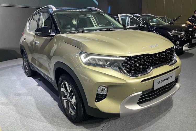 Kia Sonet gây ấn tượng với bộ lưới tản nhiệt hình mũi hổ đặc trưng, hai bên là đèn pha LED hình viên ngọc quý và đèn ngày LED dạng "nhịp tim". Xe cũng có cấu trúc cột C độc đáo, kính chắn gió bao quanh phía sau, đèn hậu LED hình "nhịp tim". Bên cạnh đó, bản cao cấp nhất có cửa sổ trời, trong khi trang bị chung về ngoại thất của các bản CVT là hệ thống đèn LED tự động, dải chiếu sáng ban ngày, đèn hậu LED…