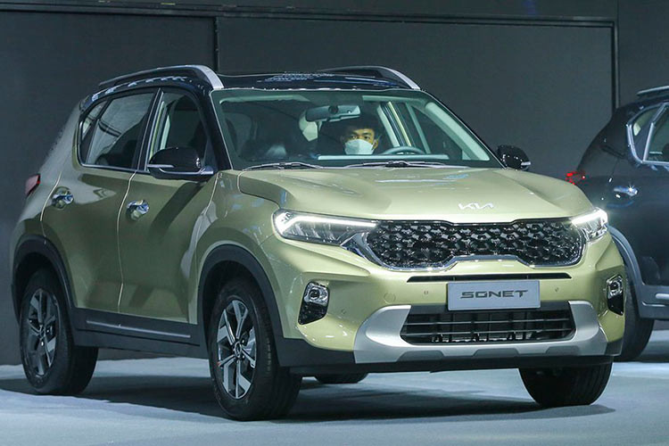 Kia Sonet dùng mâm hợp kim 16 inch với kích thước lốp là 215/60-R16. Lốp 215/60-R16, bình xăng 45L Vành và lốp này nhỏ hơn mức 17 inch của Raize. Dung tích bình xăng 45 lít. Cũng như Raize, hệ thống treo trước của xe là Mc-Pherson, treo sau thanh giằng xoắn, phanh đĩa trước và phanh tang trống sau.