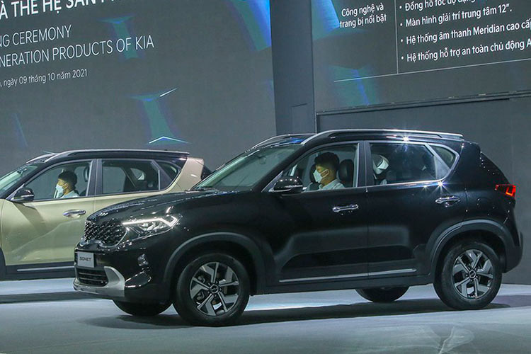 Giá xe KIA Sonet 2022 tại thị trường Việt Nam được bán ra với 4 phiên bản, cùng các mức niêm yết cụ thể là: 1.5 Premium giá 609 triệu đồng; 1.5 Luxury giá 579 triệu đồng; 1.5 Deluxe giá 539 triệu đồng; 1.5 Deluxe MT giá 499 triệu đồng.