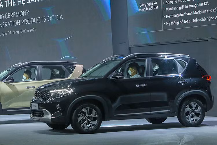 Giá xe KIA Sonet 2022 tại thị trường Việt Nam được bán ra với 4 phiên bản, cùng các mức niêm yết cụ thể là: 1.5 Premium giá 609 triệu đồng; 1.5 Luxury giá 579 triệu đồng; 1.5 Deluxe giá 539 triệu đồng; 1.5 Deluxe MT giá 499 triệu đồng.