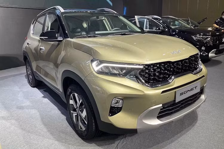 Kia Sonet gây ấn tượng với bộ lưới tản nhiệt hình mũi hổ đặc trưng, hai bên là đèn pha LED hình viên ngọc quý và đèn ngày LED dạng "nhịp tim". Xe cũng có cấu trúc cột C độc đáo, kính chắn gió bao quanh phía sau, đèn hậu LED hình "nhịp tim". Bên cạnh đó, bản cao cấp nhất có cửa sổ trời, trong khi trang bị chung về ngoại thất của các bản CVT là hệ thống đèn LED tự động, dải chiếu sáng ban ngày, đèn hậu LED…