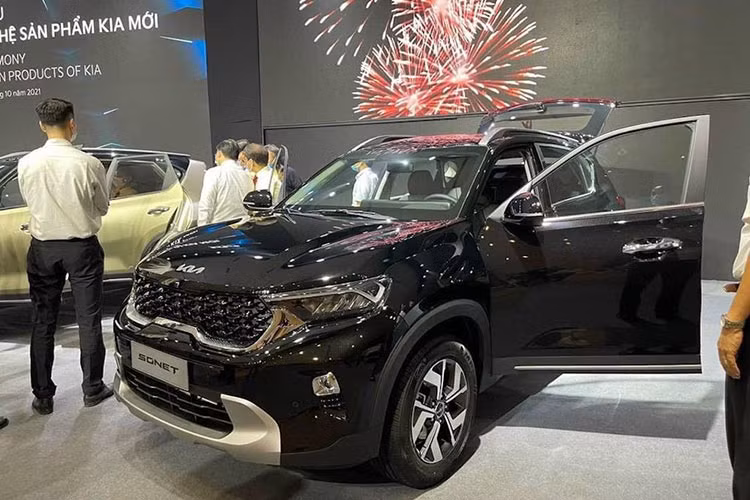 Trái tim của Kia Sonet là khối động cơ Smartstream, Gamma thế hệ thứ 2, DOHC với hệ thống phun xăng điện tử kép, hệ thống điều khiển van biến thiên kép dual CVVT, dung tích làm tròn là 1.5L, cho công suất cực đại là 115 mã lực tại 6.300 vòng/phút, mô men xoắn cực đại 144 Nm tại 4.500 vòng/phút, đi cùng hộp số vô cấp CVT hoặc số sàn 6 cấp.