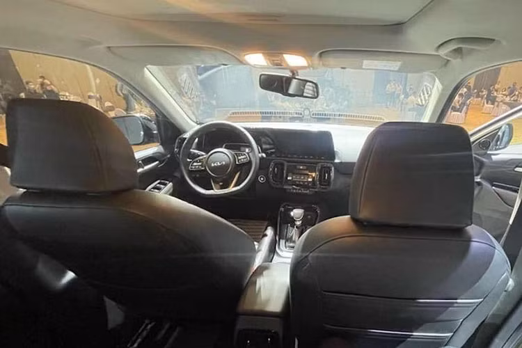 Nội thất của xe là ghế da pha nỉ bản cao, ghế da với bản chung và ghế nỉ với bản số sàn. Màn hình cảm ứng 8 inch kết nối Apple Carplay/androi Auto đi cùng hệ thống loa BOSE. Nhiều khả năng bản tiêu chuẩn số sàn của Sonet cũng được trang bị màn hình cảm ứng này hay nói cách khác đây là trang bị tiêu chuẩn trên tất cả các phiên bản.