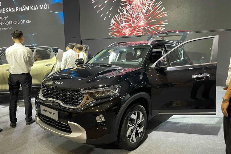 Trái tim của Kia Sonet là khối động cơ Smartstream, Gamma thế hệ thứ 2, DOHC với hệ thống phun xăng điện tử kép, hệ thống điều khiển van biến thiên kép dual CVVT, dung tích làm tròn là 1.5L, cho công suất cực đại là 115 mã lực tại 6.300 vòng/phút, mô men xoắn cực đại 144 Nm tại 4.500 vòng/phút, đi cùng hộp số vô cấp CVT hoặc số sàn 6 cấp.