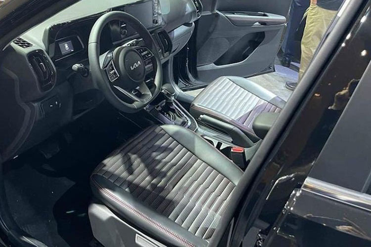 Về mặt an toàn, KIA Sonet bản số sàn có 2 túi khí, các bản còn lại có 6 túi khí. An toàn chủ động có phanh ABS, EBD, BA, kiểm soát hành trình, cân bằng điện tử, hỗ trợ khởi hành ngang dốc, cảm biến áp suất lốp…