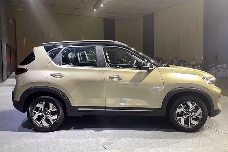 Về kích thước, Kia Sonet tại Việt Nam sẽ có nhiều điểm tương đồng với Sonet tại thị trường Indonesia về kích thước, động cơ và hệ khung gầm. Cụ thể, Sonet được Thaco Kia sản xuất lắp ráp tại Việt Nam có kích thước tổng thể dài 4,12 mét, rộng 1,79 mét và cao 1,615 mét. Chiều dài cơ sở 2.500 mm, khoảng sáng gầm 205 mm và bán kính vòng quay là 5,3 mét.