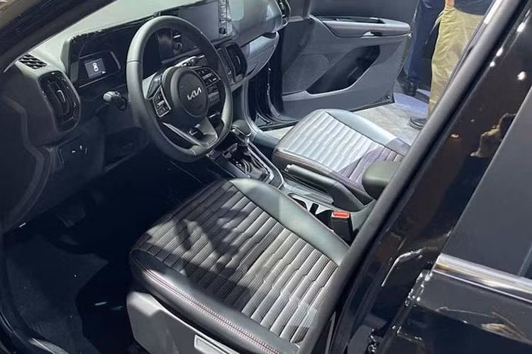 Về mặt an toàn, KIA Sonet bản số sàn có 2 túi khí, các bản còn lại có 6 túi khí. An toàn chủ động có phanh ABS, EBD, BA, kiểm soát hành trình, cân bằng điện tử, hỗ trợ khởi hành ngang dốc, cảm biến áp suất lốp…