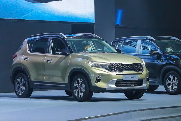 Sau thành công của Kia Seltos nói riêng và phân khúc SUV đô thị cỡ B nói chung, các hãng xe nhận ra rằng những mẫu xe gầm cao cỡ nhỏ có tiềm năng phát triển rất lớn tại Việt Nam. Đó cũng chính là lý do Kia Sonet 2022 mới và Toyota Raize lần lượt được ấn định ngày ra mắt. Tuy nhiên, mẫu SUV cỡ A+ của hãng xe Hàn Quốc đã nhanh chân hơn đối thủ Nhật Bản khi bất ngờ được ra mắt vào ngày 9/10/2021 vừa qua.