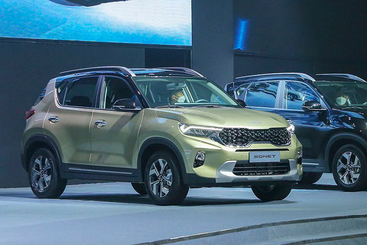Sau thành công của Kia Seltos nói riêng và phân khúc SUV đô thị cỡ B nói chung, các hãng xe nhận ra rằng những mẫu xe gầm cao cỡ nhỏ có tiềm năng phát triển rất lớn tại Việt Nam. Đó cũng chính là lý do Kia Sonet 2022 mới và Toyota Raize lần lượt được ấn định ngày ra mắt. Tuy nhiên, mẫu SUV cỡ A+ của hãng xe Hàn Quốc đã nhanh chân hơn đối thủ Nhật Bản khi bất ngờ được ra mắt vào ngày 9/10/2021 vừa qua.