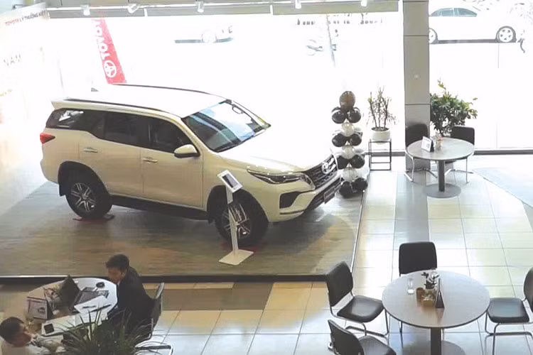 Dat coc mua oto moi, khach cho giam phi truoc ba moi lay xe