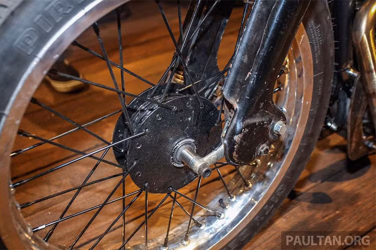 Với mong muốn giữ lại phần ngoại hình của chiếc Super Cub đời cũ, chính vì vậy các bộ phận trên xe như càng trước sau, khung chính và các bộ phận liên quan khác được giữ nguyên nên chiếc xe trông khá "khác người". 