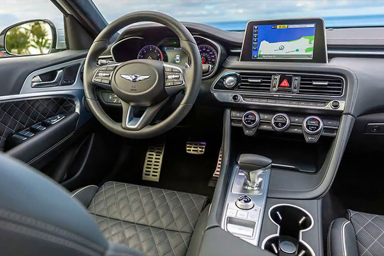 Nếu muốn bản hiệu suất cao hơn, người mua có thể lựa chọn G70 Dynamic 2.0T hoặc G70 Sport 2.0T. Bản đầu dùng bộ mâm hợp kim 19 inch cỡ lớn, bản thứ hai có thiết kế ngoại thất tối màu hầm hố hơn, pedan hợp kim sáng bóng, ghế bọc da Nappa thiết kế thể thao. G70 Sport 2.0T được trang bị hộp số tự động, thêm tùy chọn số sàn 6 cấp, hệ thống xả thể thao và phanh Brembo.