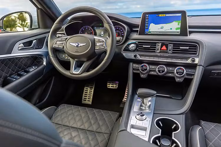 Nếu muốn bản hiệu suất cao hơn, người mua có thể lựa chọn G70 Dynamic 2.0T hoặc G70 Sport 2.0T. Bản đầu dùng bộ mâm hợp kim 19 inch cỡ lớn, bản thứ hai có thiết kế ngoại thất tối màu hầm hố hơn, pedan hợp kim sáng bóng, ghế bọc da Nappa thiết kế thể thao. G70 Sport 2.0T được trang bị hộp số tự động, thêm tùy chọn số sàn 6 cấp, hệ thống xả thể thao và phanh Brembo.