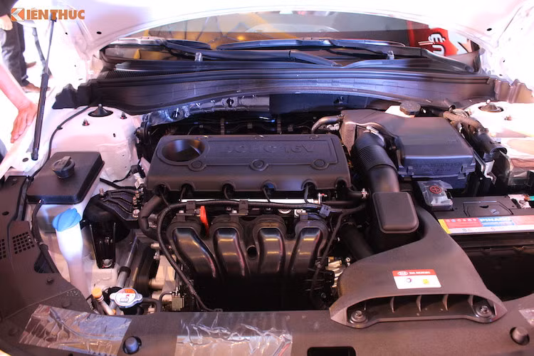 Tại thị trường ôtô Việt Nam, Kia Optima thế hệ mới được lắp ráp tại Việt Nam với 2 phiên bản động cơ xăng 4 xi-lanh DOHC nạp khí tự nhiên khác nhau. Trong đó, các phiên bản 2.0l sở hữu dòng động cơ Nu với công suất tối đa 152 mã lực/mô-men xoắn 194 Nm. Phiên bản cao cấp 2.4l GT Line có máy sức mạnh 176 mã lực/228 Nm.