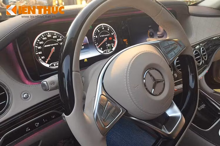 Mercedes-Benz S65 AMG mới được trang bị bộ ghế thể thao bọc da và cụm đồng hồ cải tiến, vô lăng 3 chấu thể thao bọc da kèm nhiều chi tiết mạ crôm, đi kèm các nút bấm đa dụng tiện ích. 