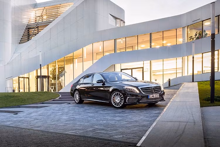 Chiếc siêu sedan thể thao hạng sang mạnh nhất của Mercedes S65 AMG sẽ chính thức được phân phối tại thị trường Việt Nam ngay trong tháng 2/2016 này cùng mức giá 12,799 tỷ đồng (đã bao gồm VAT).