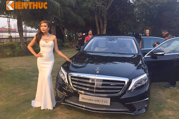 Về ngoại thất, siêu sedan Mercedes S65 AMG trông khá đầm xe và bề thế, phần đuôi xe hất ngược trông trẻ trung và cứng cáp hơn. Xe sở hữu chiều dài 5.287, rộng 1.914 và cao 1.503 mm. Chiều dài cơ sở 3.165 mm.