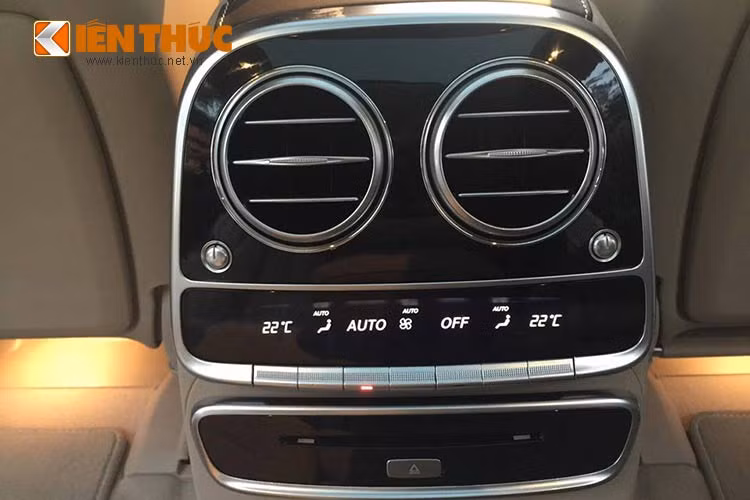 Xe sở hữu hệ thống điều khiển truyền thông đa phương tiện COMAND Online với đầu đọc DVD 6 đĩa; bộ thu sóng phát thanh; đầu đọc thẻ SD; bộ nhớ lưu trữ nhạc &amp; video, tính năng giải trí đa phương tiện...