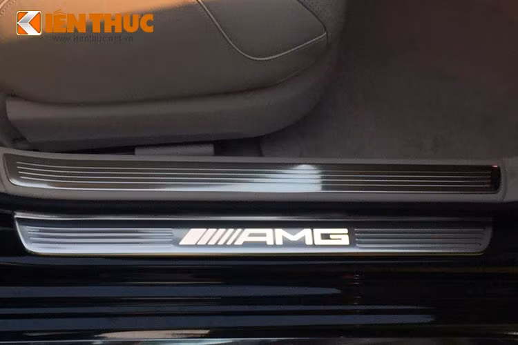 Ngoài ra, hàng ghế sau xe còn được trang bị bàn làm việc chỉnh điện, tủ lạnh 8,5L, 2 màn hình giải trí gắn phía sau hàng ghế đầu, cùng hàng loạt các tiện nghi đặc biệt khác. 