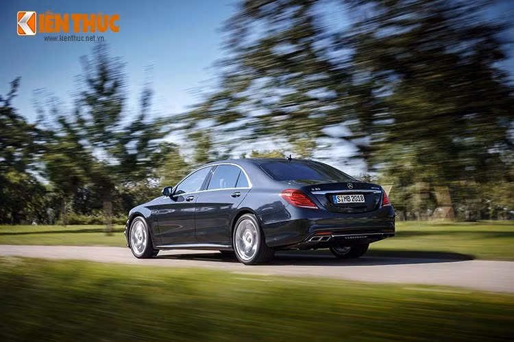 Sở hữu tổng trọng lượng 2.250 kg, S65 AMG dễ dàng tăng tốc từ 0-100 km/h trong 4,3 giây. Vận tốc tối đa bị giới hạn điện tử ở mức 250 km/h. Mức tiêu hao nhiên liệu trung bình của mẫu xe này là 11,9 lít/100 km.