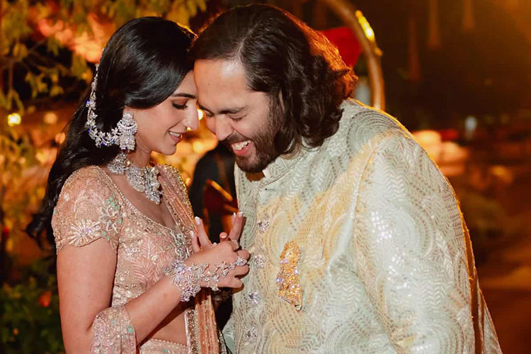 Song đây không phải chiếc Rolls-Royce đầu tiên nằm trong đội quân xe nhà Ambani. Trên thực tế, bộ sưu tập xe hơi đáng kinh ngạc của họ bao gồm 3 mẫu Phantom, một chiếc Cullinan màu trắng.