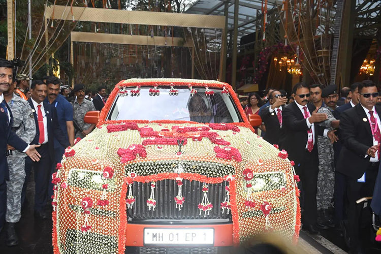 Ngoài bộ sưu tập sang trọng với dàn xe siêu sang triệu đô, gia đình này còn có một đội xe an ninh được tùy chỉnh để bảo vệ gia đình. Theo GQ India, đội an ninh của Ambani sử dụng Land Rovers và Range Rovers.