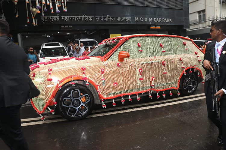 Chiếc Rolls-Royce Cullinan tại đám cưới tỷ phú Ấn Độ không phải phiên bản thường, mà là bản đặc biệt Black Badge, nó được tỷ phú giàu nhất châu Á Mukesh Ambani tặng vợ là Nita Ambani trong 2023, theo Cartoq.